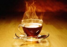 Tuoksuva juoma teehen, hunajaan ja vodkaan vahvistamaan miesten voimaa